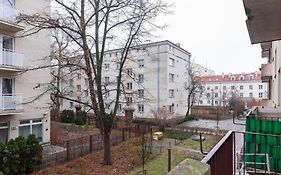 Orla 6 Prywatne mieszkanie z oddzielną sypialnią i balkonem 300 od metra Ratusz Samodzielne Zameldowanie! Self Check-in System!